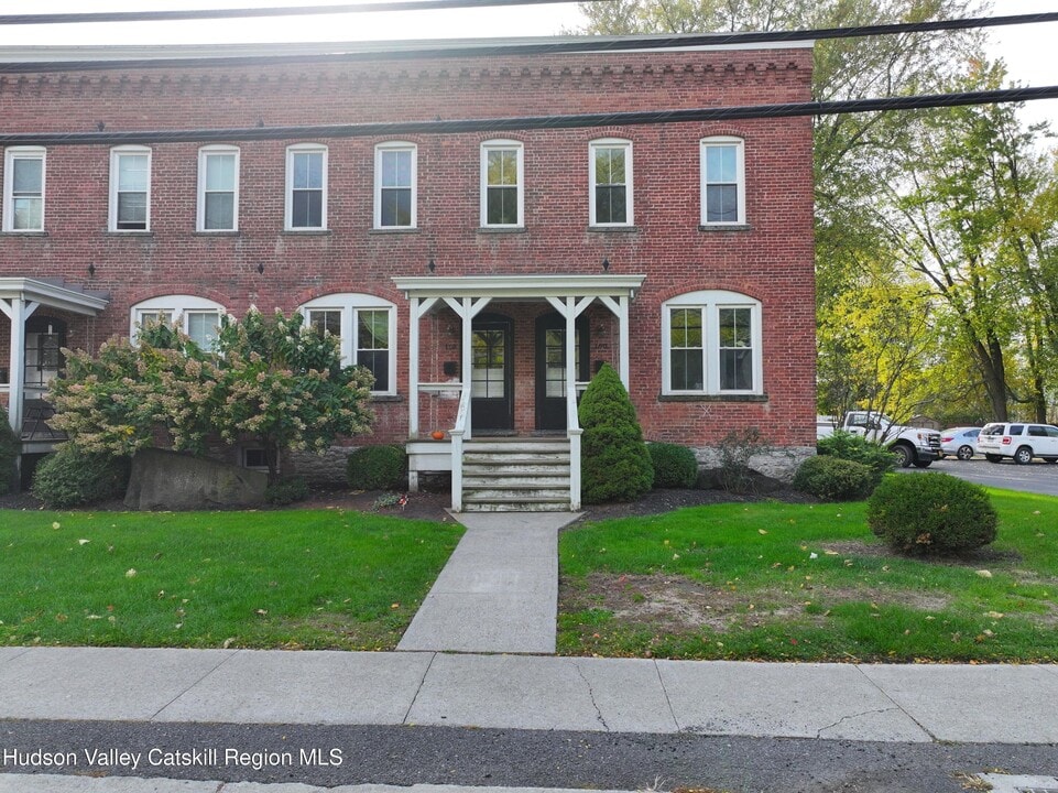 160 Mansion St in Coxsackie, NY - Building Photo