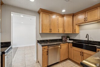 1044 E 400 S, Unit 202 A in Salt Lake City, UT - Foto de edificio - Building Photo