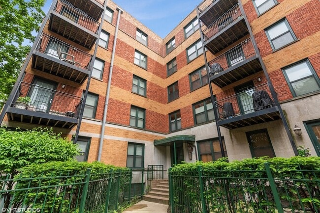 property at 2545 W Catalpa Ave