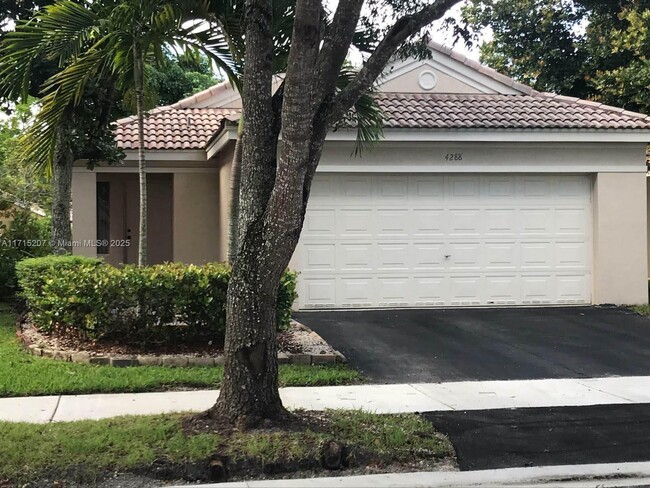 4288 Greenbriar Ln in Weston, FL - Building Photo - Building Photo