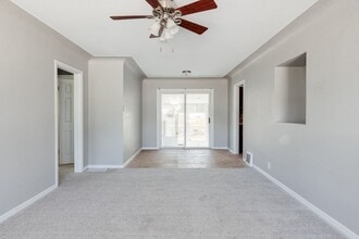 1945 Oakland St in Aurora, CO - Building Photo - Building Photo