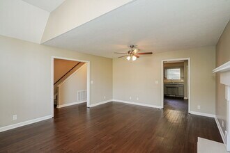 642 Knollwood Dr in La Vergne, TN - Foto de edificio - Building Photo