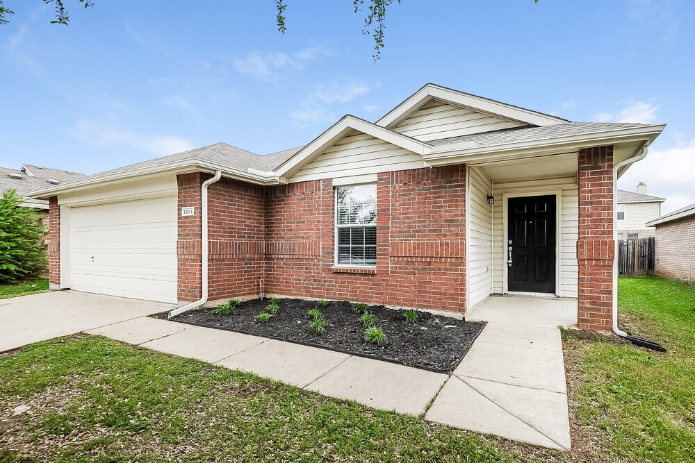 1104 W Cottonwood Dr in Crowley, TX - Building Photo