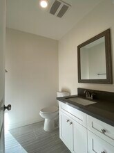 5544 Romaine St, Unit 1 in Los Angeles, CA - Building Photo - Building Photo