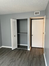 Woodgate Apartments in Louisville, KY - Foto de edificio - Building Photo