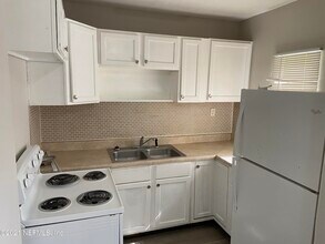 5366 Baycrest Rd in Jacksonville, FL - Building Photo - Building Photo