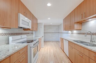 2001 Holcombe Blvd in Houston, TX - Building Photo - Building Photo