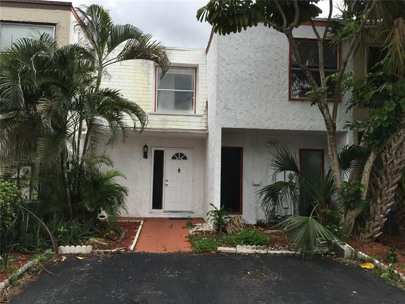 264 Sunshine Dr in Coconut Creek, FL - Building Photo