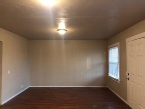 7902 Clinton Ave in Kingsburg, CA - Building Photo - Building Photo