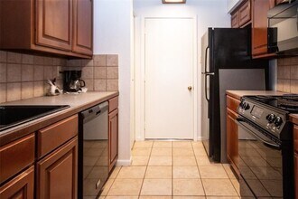 2425 Holly Hall St, Unit 31 in Houston, TX - Building Photo - Building Photo