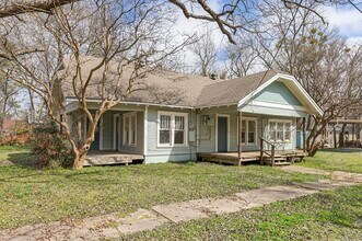 1412 Locust St in Commerce, TX - Building Photo - Building Photo