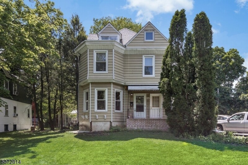 35 Lexington Ave in Montclair, NJ - Building Photo