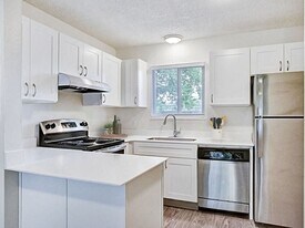 Sunset Station Apartments in Portland, OR - Building Photo