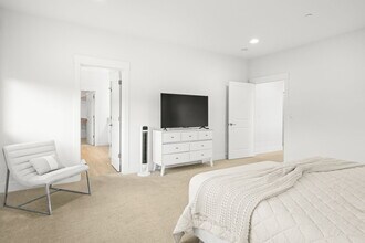 5891 SW 67th Pl in Portland, OR - Building Photo - Building Photo