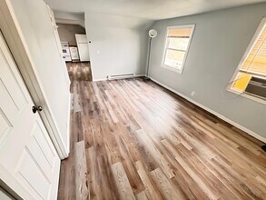 204 Island St, Unit Upper in Kaukauna, WI - Building Photo - Building Photo