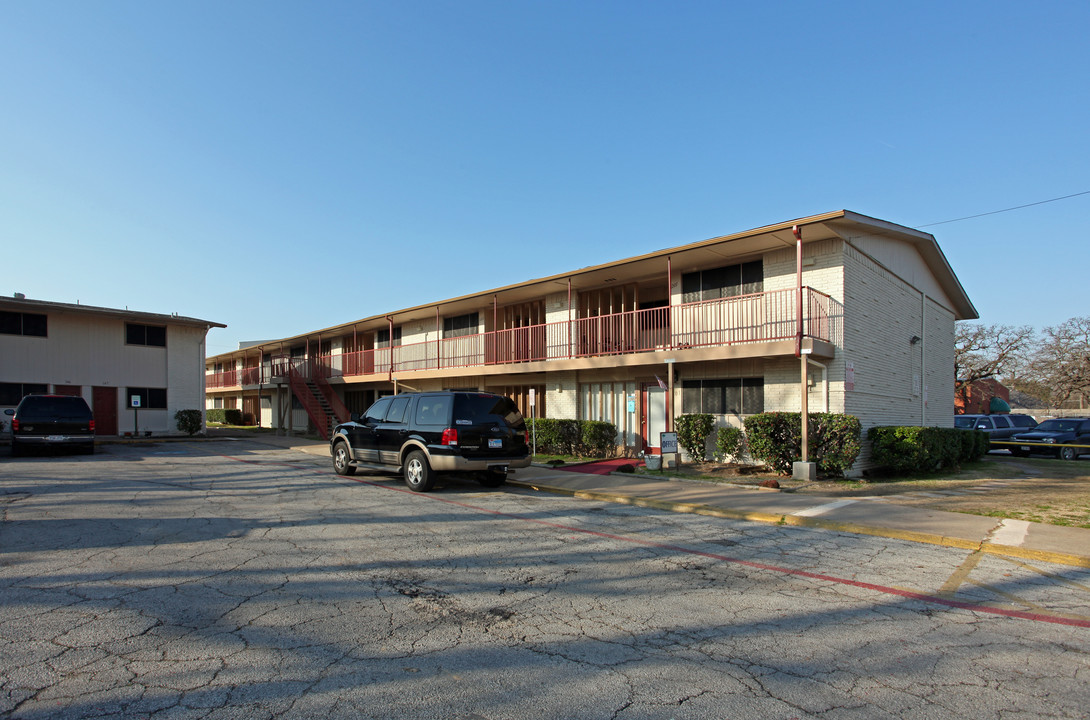 Tree Country Apartments in Irving, TX - Building Photo