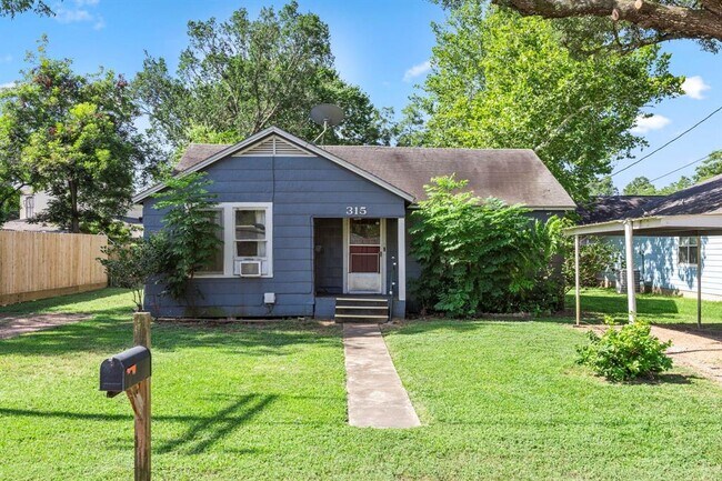 315 Jones St in Columbus, TX - Building Photo - Building Photo