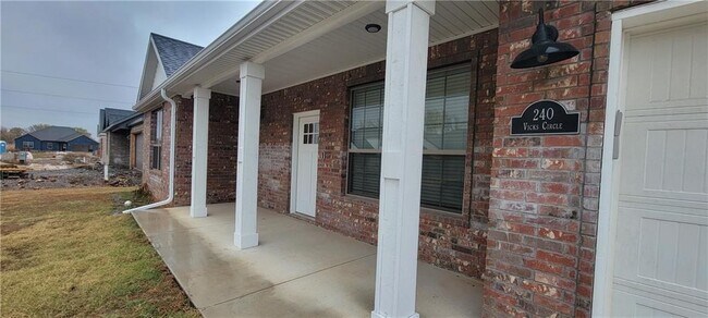 240 Vicks Cir in Centerton, AR - Building Photo - Building Photo