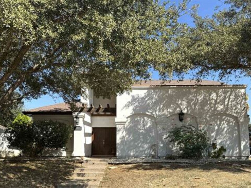 9810 Spindrift Dr in Laredo, TX - Building Photo
