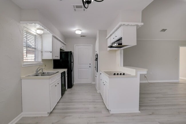 10022 Belfast Rd in La Porte, TX - Building Photo - Building Photo