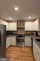 20575 Snowshoe Square in Ashburn, VA - Building Photo