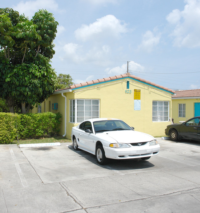 623-713 NE 3rd St in Hallandale Beach, FL - Building Photo - Building Photo