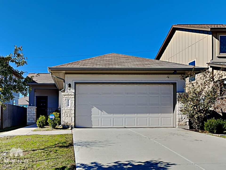 136 Shearwater Ln in Leander, TX - Building Photo