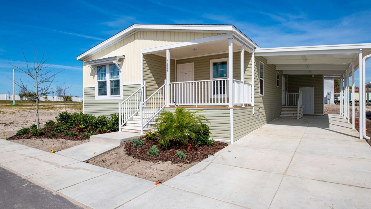 Shadow Wood Village in Hudson, FL - Building Photo