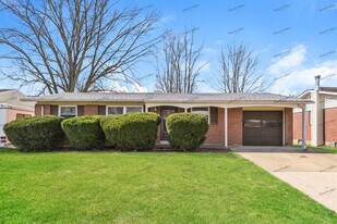 310 Patterson Ln in Florissant, MO - Building Photo