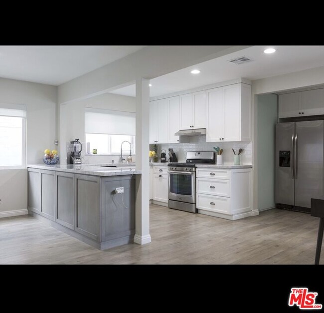 5740 Vantage Ave in Los Angeles, CA - Building Photo - Building Photo