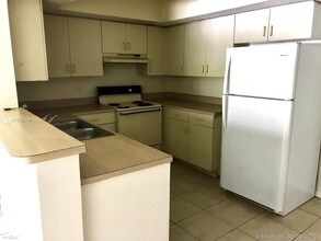3640 N 56th Ave-Unit -Apt 412 in Hollywood, FL - Building Photo - Building Photo
