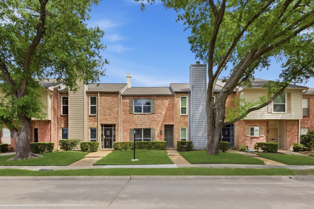1011 Fountain View Dr in Houston, TX - Building Photo