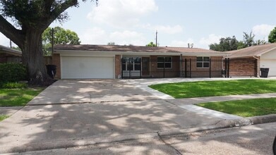 902 Hidden Valley Dr in Houston, TX - Building Photo - Building Photo