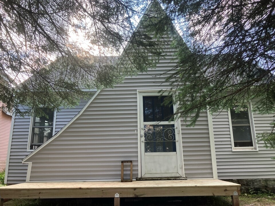 1408 Ashmun St in Sault Ste. Marie, MI - Building Photo