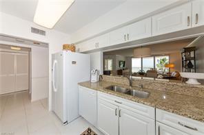 990 Cape Marco Dr-Unit -305 in Marco Island, FL - Foto de edificio - Building Photo