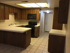 5050 Canyon Crest Dr in Riverside, CA - Building Photo - Building Photo