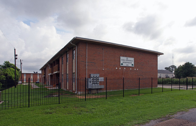 King Friedrich Apartments in Gretna, LA - Foto de edificio - Building Photo