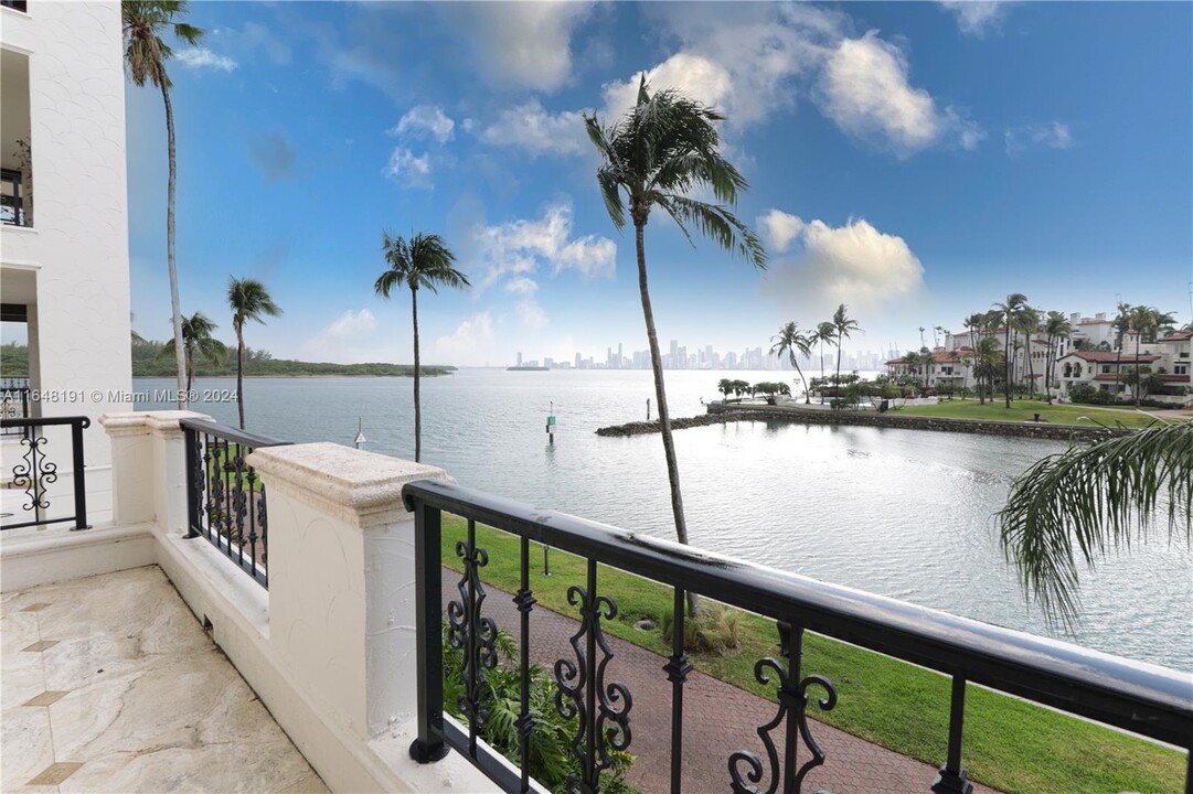 2428 Fisher Island Dr in Miami Beach, FL - Foto de edificio