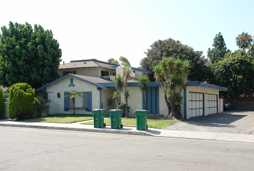 338 W Kelly Ave in Orange, CA - Building Photo