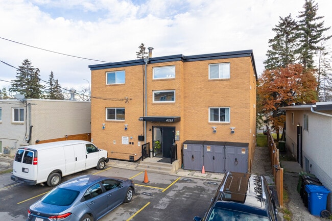 4215 Bow Trl SW in Calgary, AB - Building Photo - Building Photo