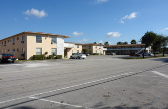 Park Lake Apartments in Hialeah, FL - Foto de edificio - Building Photo