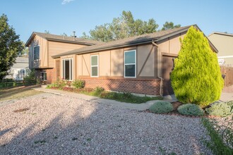 6567 Charter Dr in Colorado Springs, CO - Foto de edificio - Building Photo