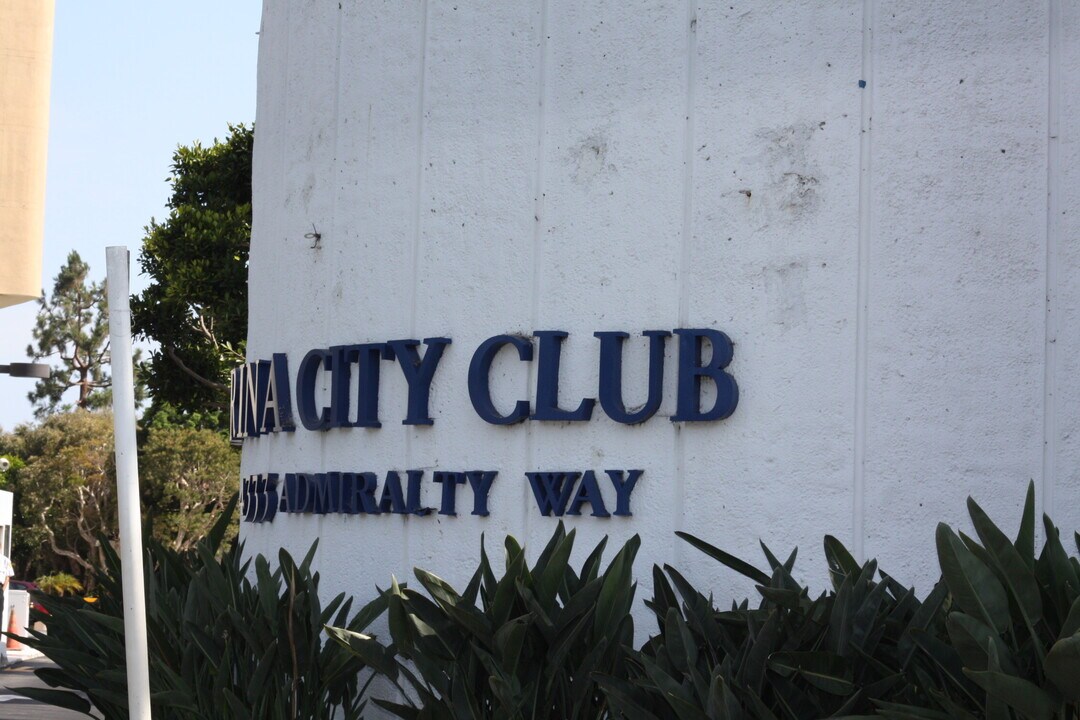 4316 Marina City Dr, Unit 1027 in Marina Del Rey, CA - Foto de edificio