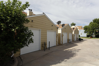 Lakewood Pines Townhomes in Lakewood, CO - Building Photo - Building Photo