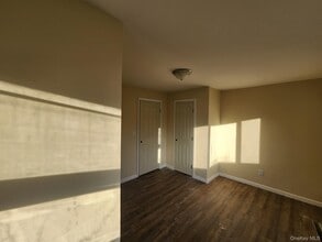 24 Poplar Pl in Bay Shore, NY - Foto de edificio - Building Photo