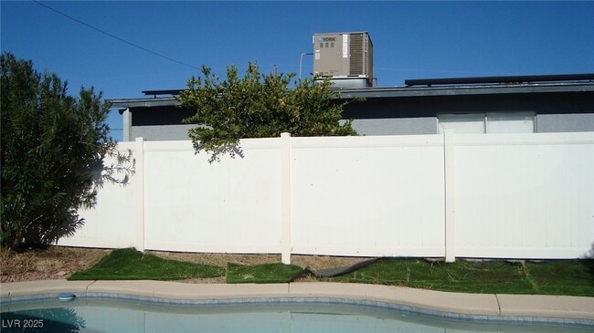 5712 Stacey Ave in Las Vegas, NV - Foto de edificio - Building Photo