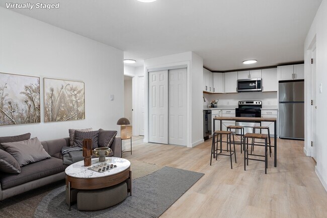 303 Broadway in Lynn, MA - Foto de edificio - Building Photo