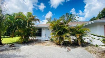 4551 Capri Dr in Naples, FL - Building Photo