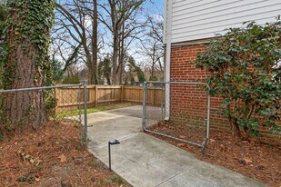 127 Davis Dr in Williamsburg, VA - Building Photo