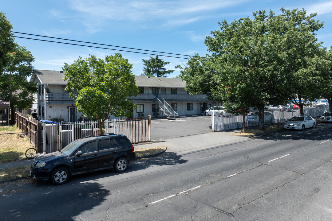 1616 E Market St in Stockton, CA - Foto de edificio